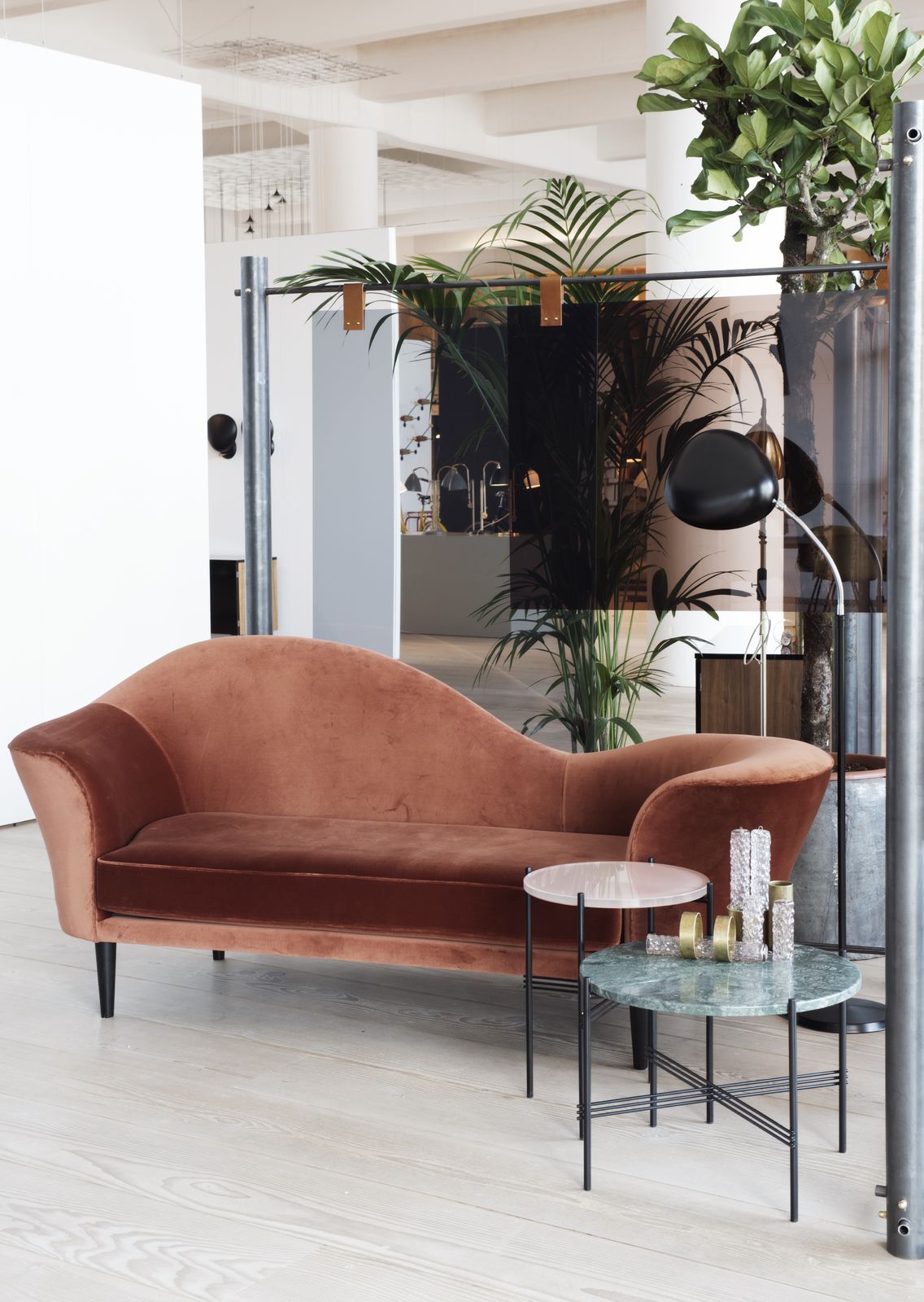 Gubi Showroom im Kopenhagener Hafen - Grand Piano sofa, TS table, Cobra floor lamp-1600x1600