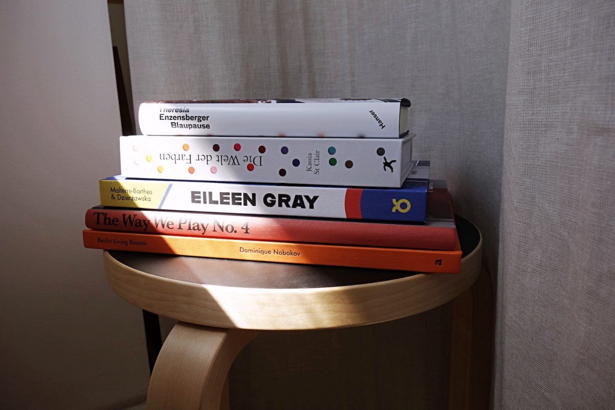 Sommerlektüre 2019: Roman Blaupause, Bookazine The Way We Play No.4, Eileen Gray, Berlin Living Rooms und Die Welt der Farben