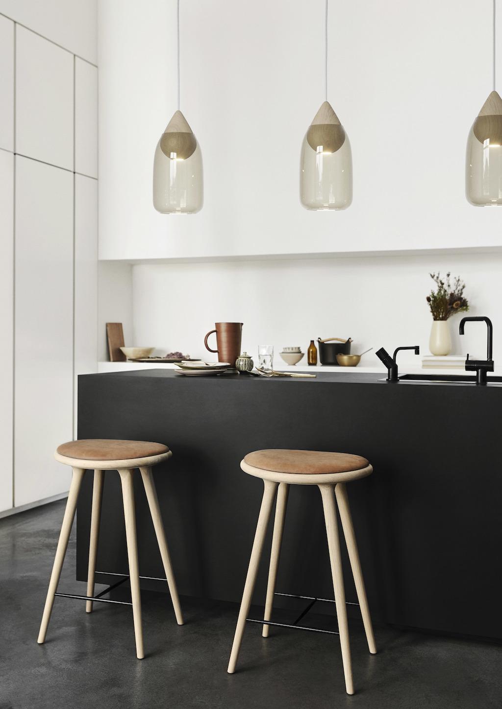 Nachhaltiges Design aus Dänemark: Highstool von Mater in hellem Holz mit Sitzfläche aus cognacfarbenem Leder