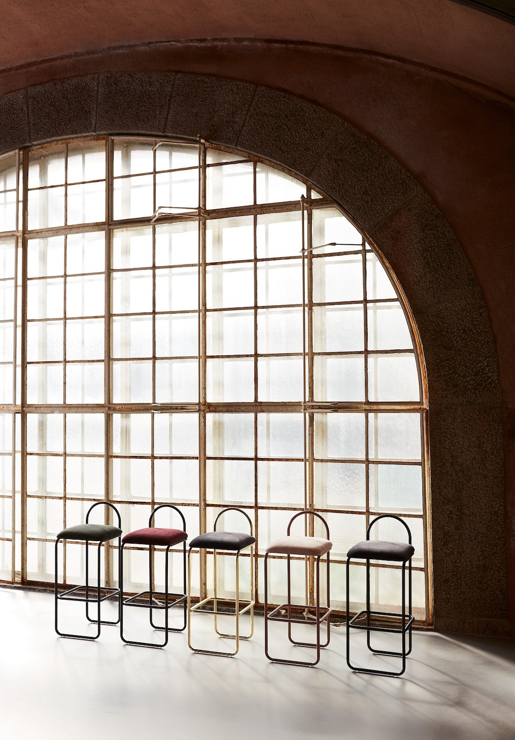 Riesige Fensterfront mit Angui Stools von AYTM in Farben des Spätsommers. 