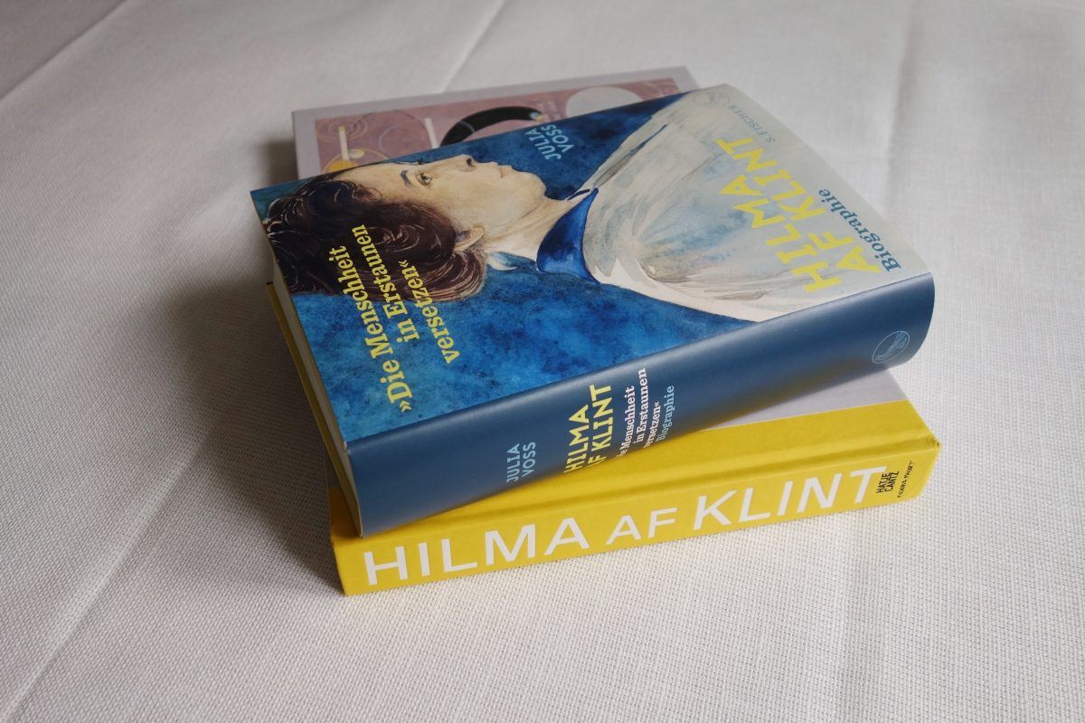zwei Bücher zu Hilma af Klint gestapelt