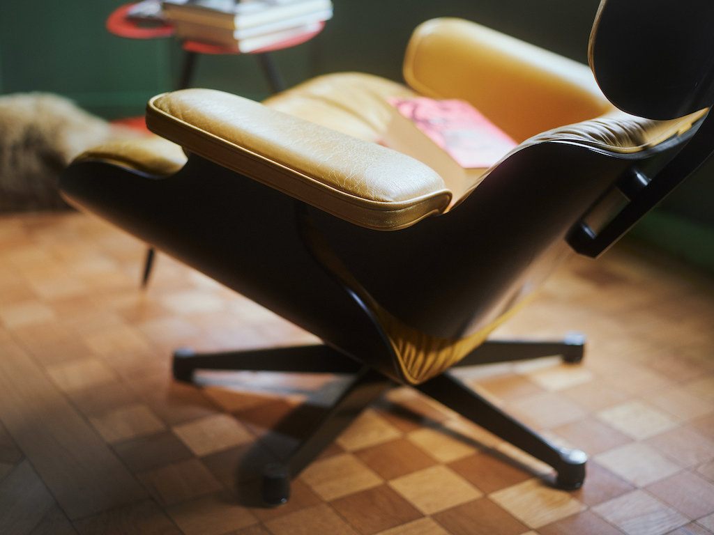 Probier's mal mit mehr Farbe! Inspiration aus der Künstlerwohnung: Vintage Eames Lounge Chair