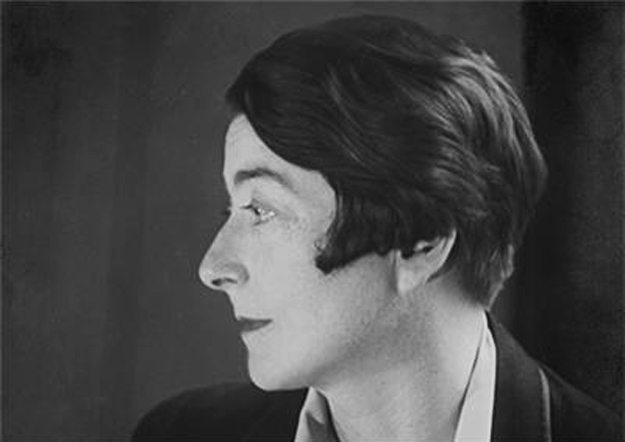 Designer im Portrait: Eileen Gray. Schwarz-Weiß Portrait im Profil von Eileen Gray