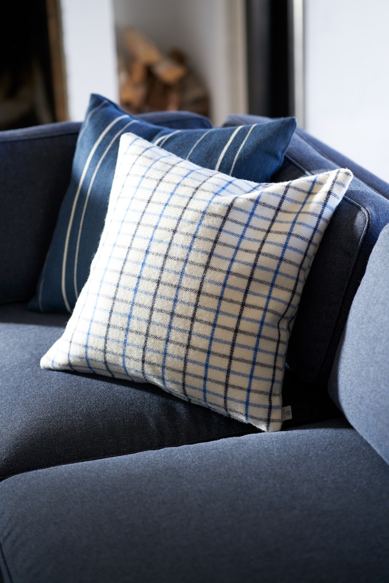 Sofaecke eines blauen Sofa, darauf zwei Kissen R16 und R17 von FDB Möbler