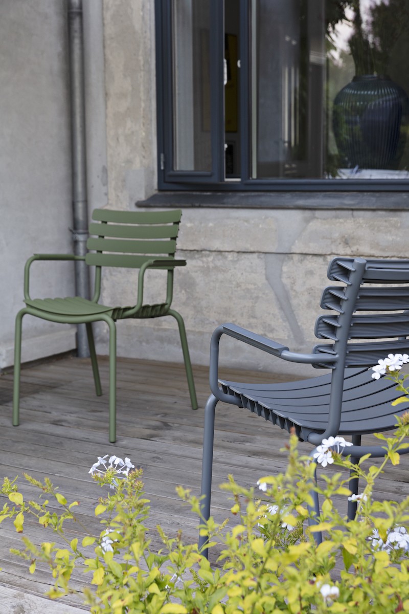 Neuheiten von Houe - zwei Re-Clips Stühle in Grün und Grau auf einer Terrasse