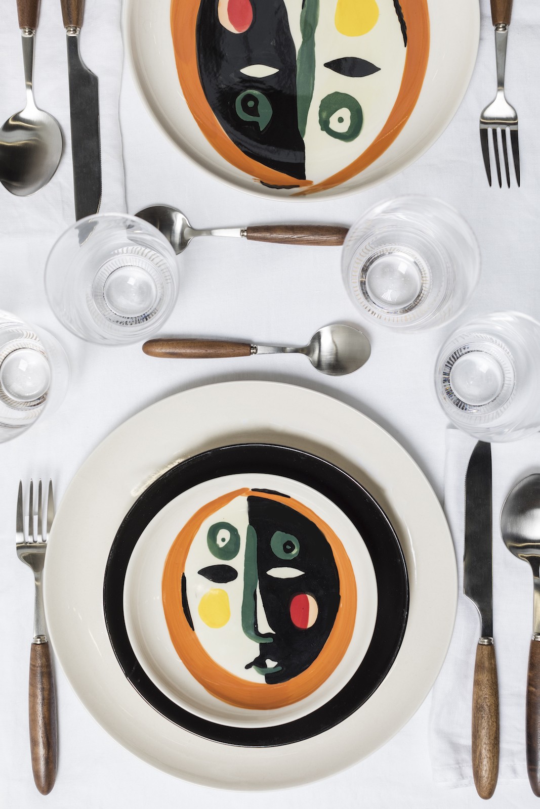 Geschirr, Wasserglas und Co.: Tischlein deck dich! zwei Tischgedecke der Feast Kollektion von Serax