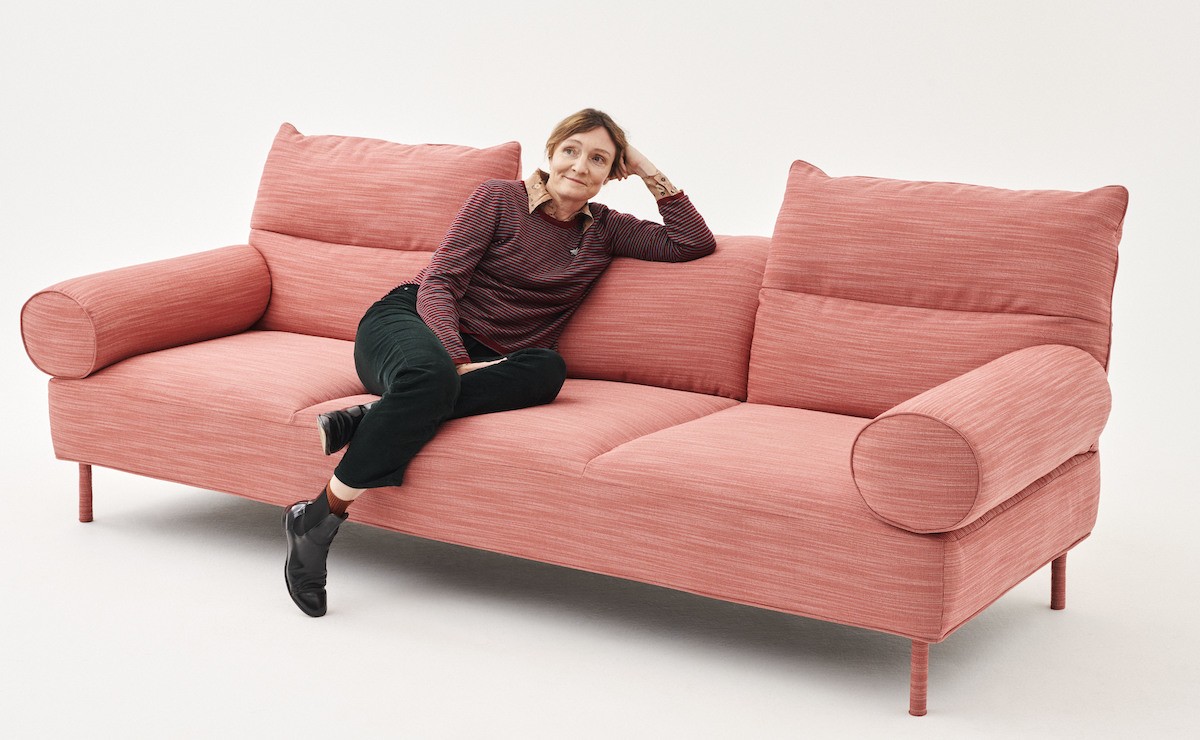 SELECTED: Inga Sempé sitzt auf einem Pfirsich-farbenen Panadrine Sofa von HAY