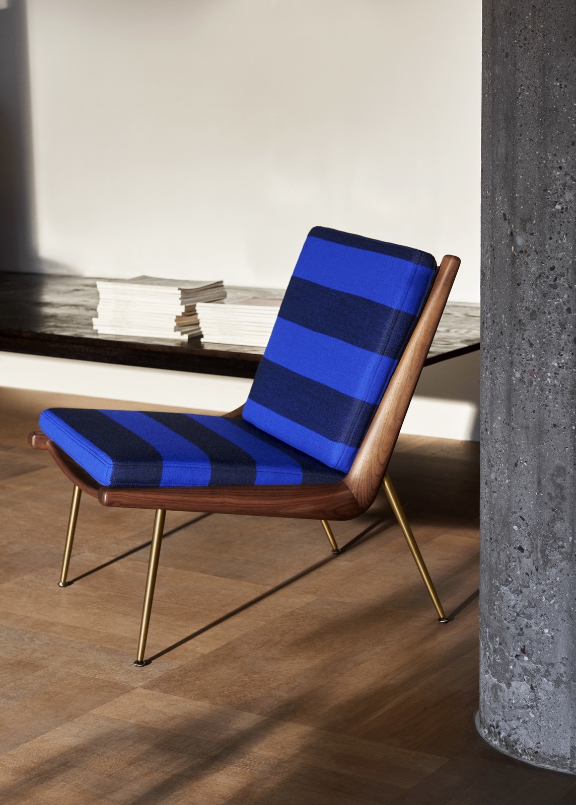 Musterschüler: Aus Liebe zum Streifen. Boomerang Sessel mit horizontalen blauen Blockstreifen