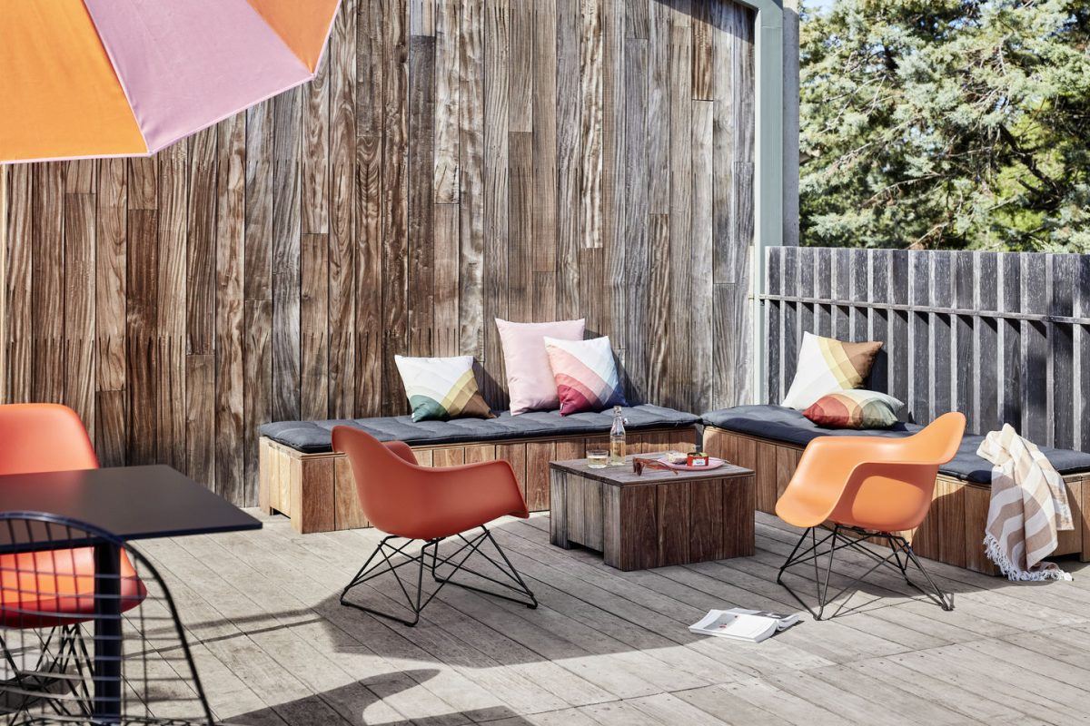 Vitra Homestories for Spring - Deck-Terrasse mit Sitzecke und zwei Eames PLastic Armchairs LAR.