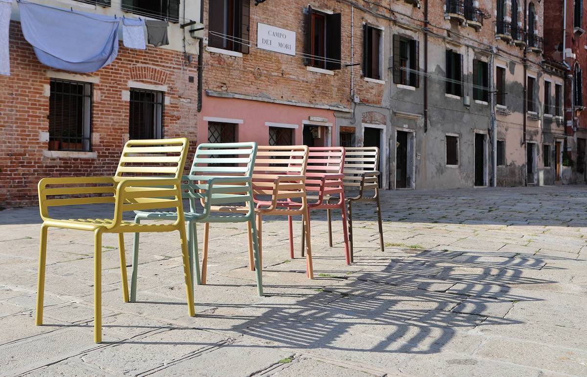 Top 10 Outdoorstühle. Reihe bunter Nardi Doge Stühle auf einer Straße