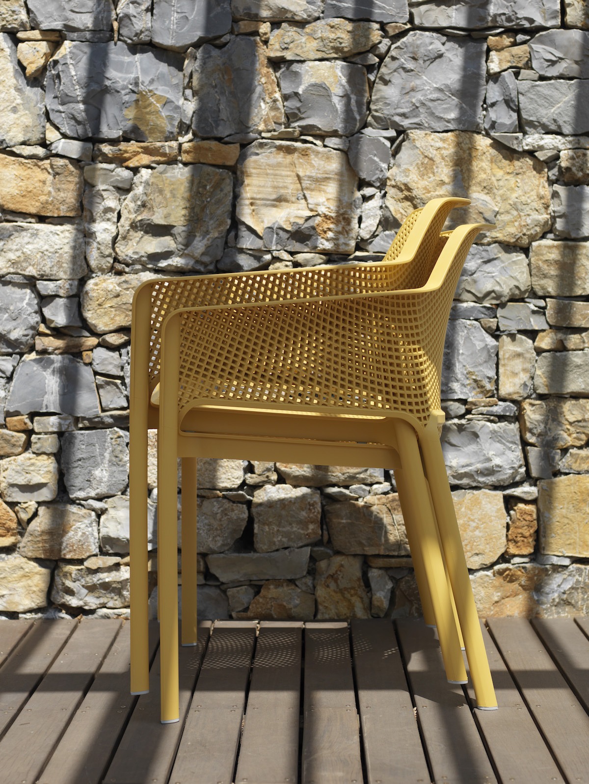 Top 10 Outdoorstühle. Zwei gelbe Nardi Net Stühle gestapelt.