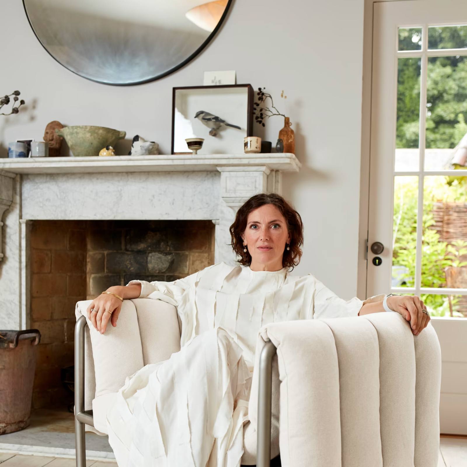 Designerin Faye Toogood sitzt in einem Puffy Lounge Chair
