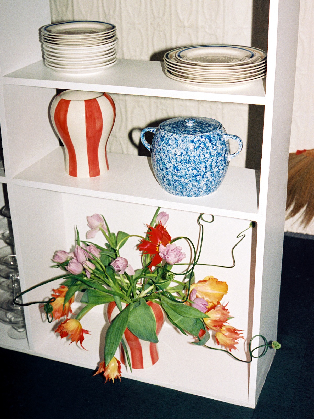 Regal mit Teller, Vasen, Bohnentopft aus der Sobremesa Kollektion
