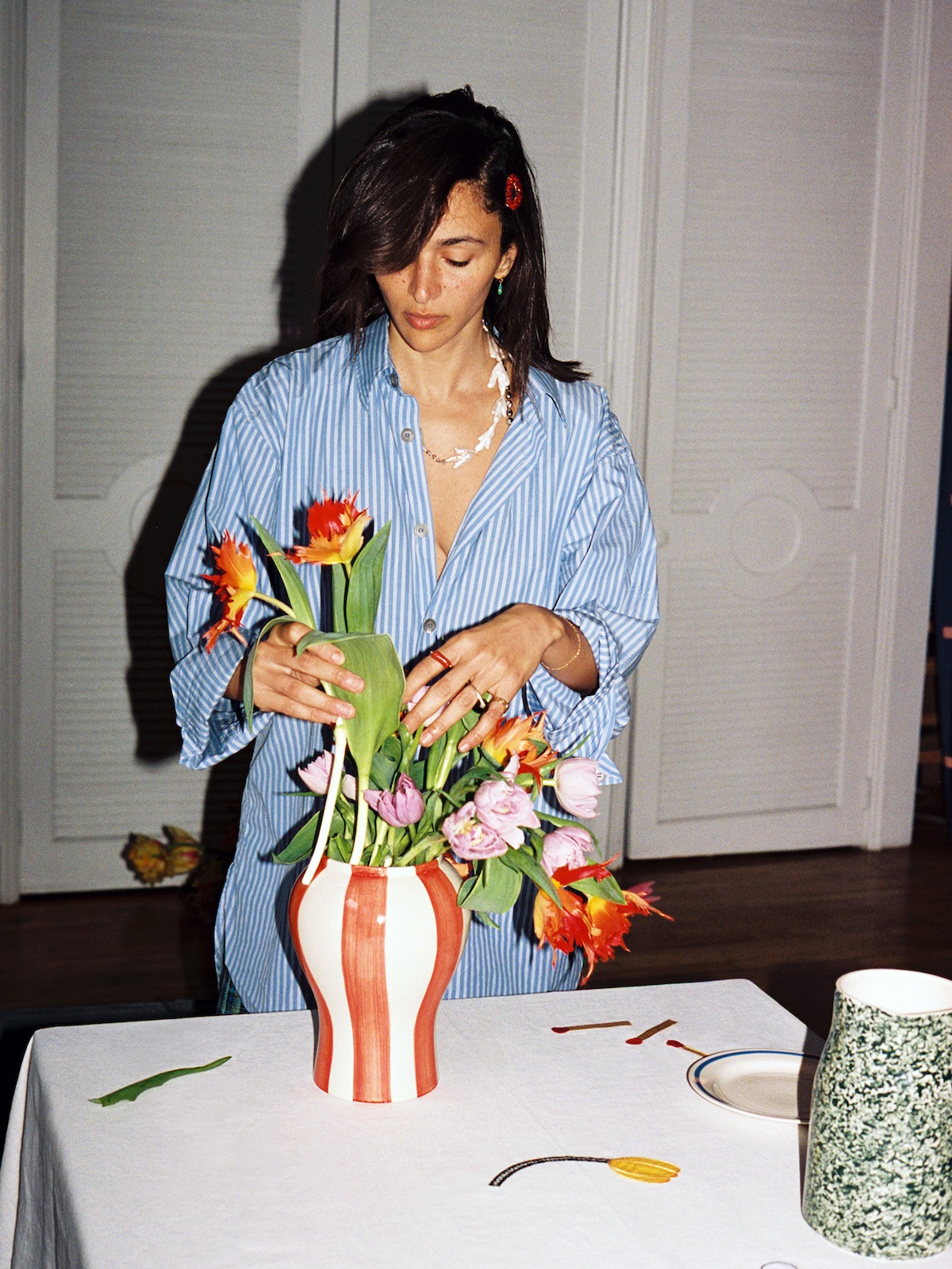 Laila Gohar steckt Tulpen in eine Vase der Sobremesa Kollektion