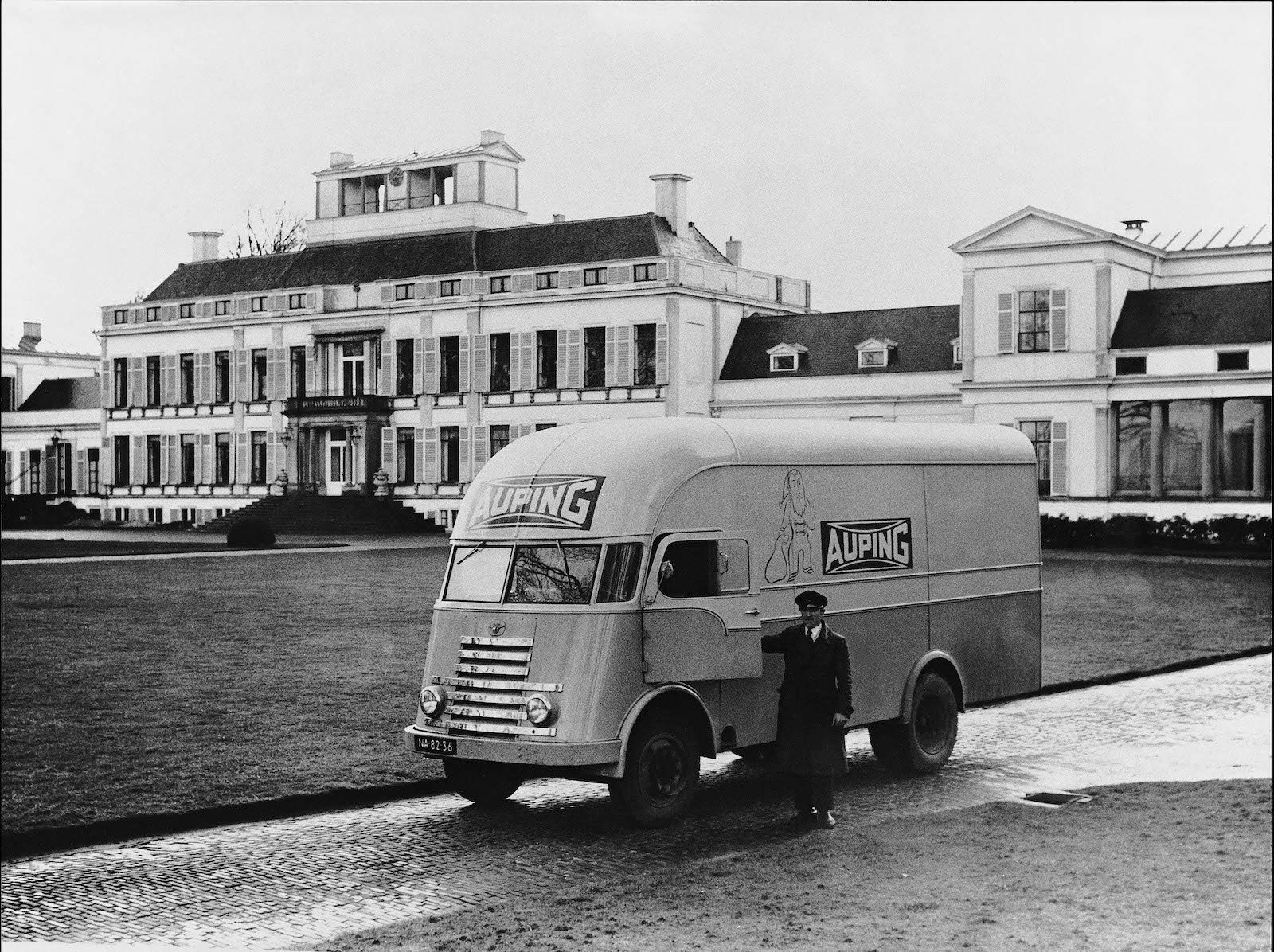 Historisches Foto mit Auping Lieferwagen