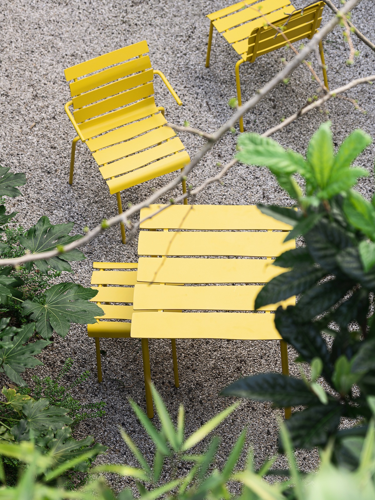 Gelbe Stühle und Tische aus der Aligned Kollektion