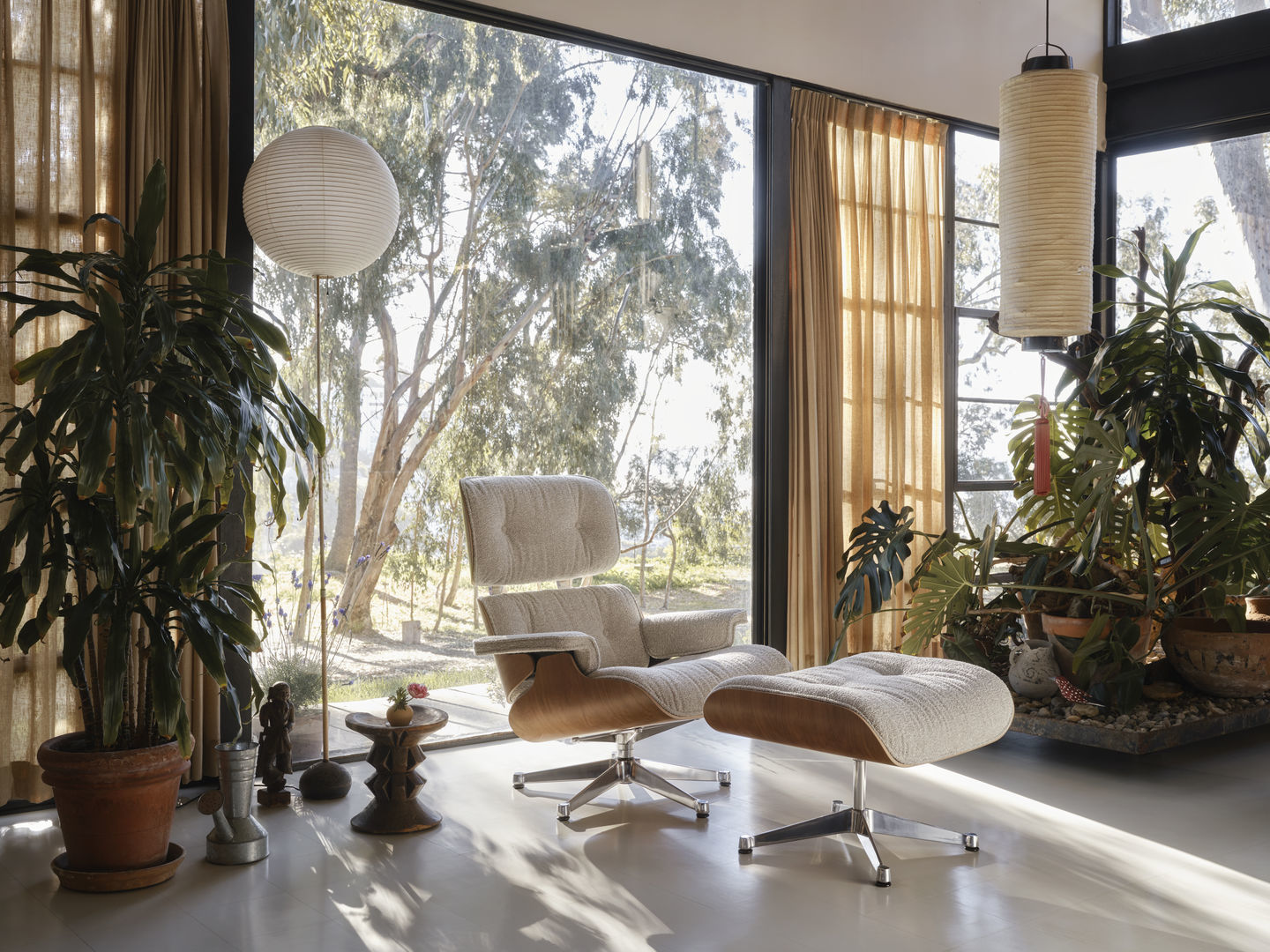 Unsere Top 10 Sessel: Eames Lounge Chair und Ottoman in weißem Leder