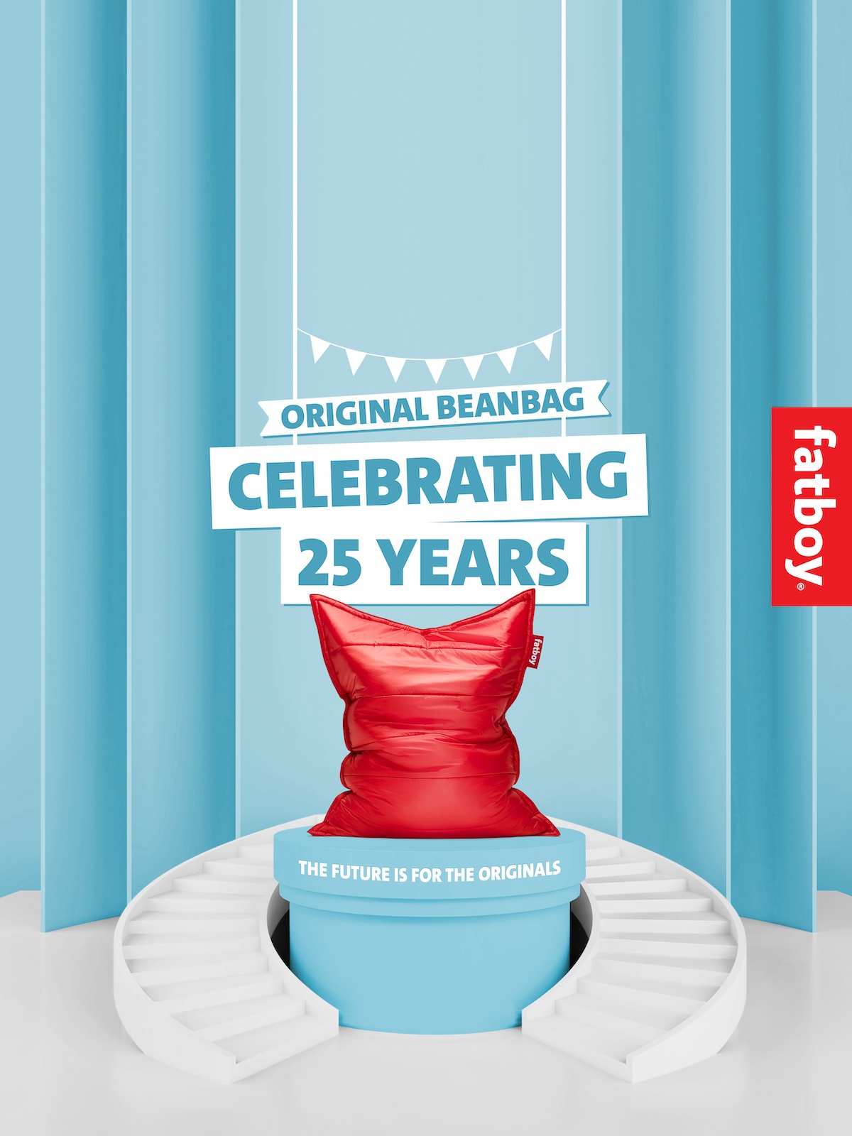Ein roter Sitzsack auf einem Podest, darüber folgender Text: Original Beanbag. Celebrating 25 Years. The future is for the originals. 