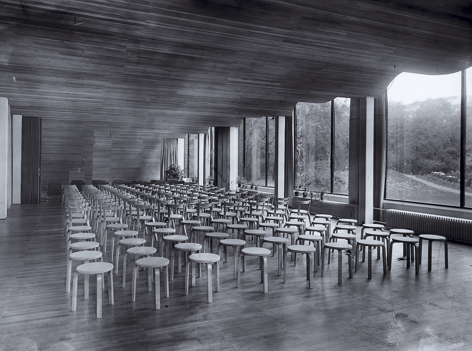 Historisches Foto aus dem Vortragssaal der Viipuri Bibliothek mit Stool 60 Hockern und Stühlen. 