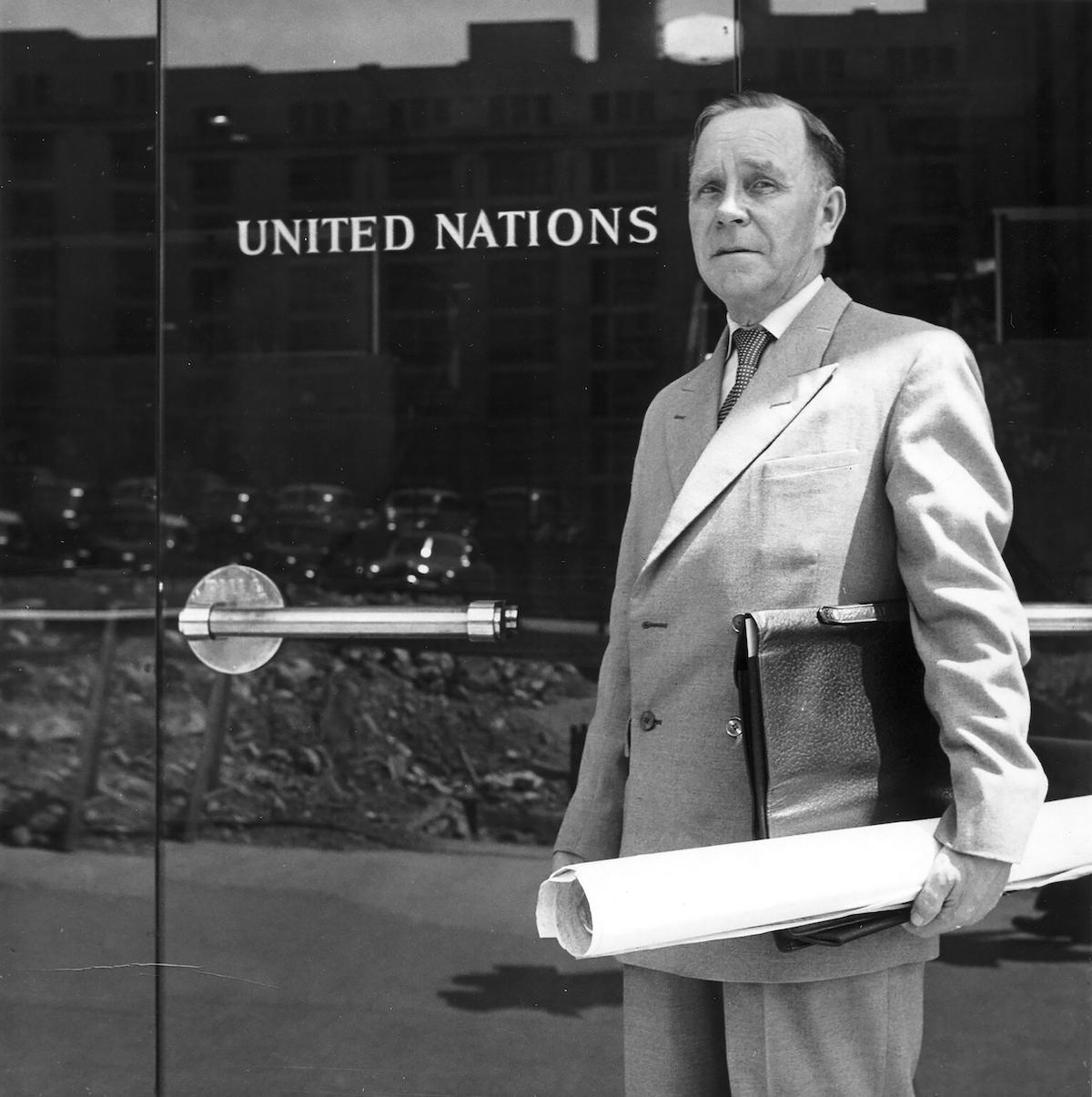 Schwarzweiß-Foto von Paavo Tynell vor dem Eingang zum UN-Gebäude in New York City